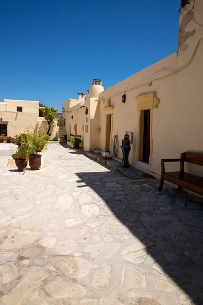 Monastère (couvent) dans la vallée de Messara à l'île de Crète en Grèce. Messara - est la plus grande plaine de Crète — Photo