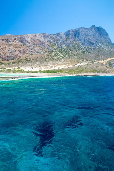 Playa Balos. Vista desde la isla Gramvousa, Creta en Grecia.Aguas turquesas mágicas, lagunas, playas de arena blanca pura . — Foto de Stock