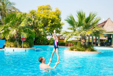 Etkin baba üzerinde önemli Havuzda yüzmek için çocuk kızı öğretim
