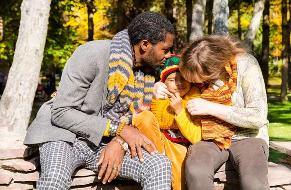 Mutlu aile sonbahar Park. Afro-Amerikan aile: Sonbahar doğada siyah baba, anne ve çocuk çocuk. — Stok fotoğraf