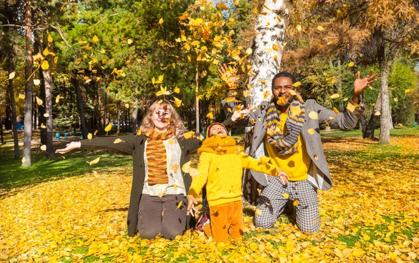 Gelukkige familie in herfst park. Afro-Amerikaanse familie: zwarte vader, moeder en kind jongen op natuur in herfst. — Stockfoto