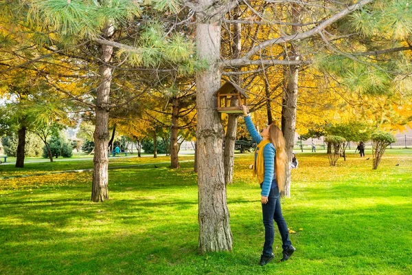 가 단풍이을에 공원에서 산책 하는 동안에 아름 다운 여자의 초상화. 긍정적인 감정과 행복 개념. — 스톡 사진