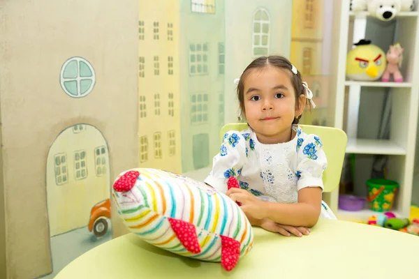 Чарівні азіатських, Казахська дитини дівчина в дитячій кімнаті. Дитина в дитячому садку в дошкільних класу Монтессорі. — стокове фото