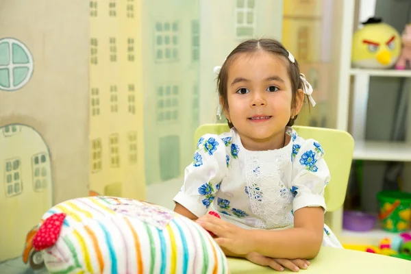 Adorabile asiatica, bambina kazaka nella stanza dei bambini. Bambino all'asilo nella classe prescolare Montessori . — Foto Stock