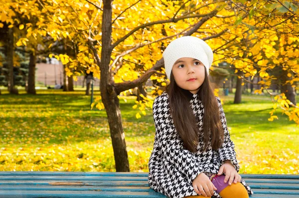 Осінній портрет красивого казаха, азіатського хлопчика. Щаслива маленька дівчинка з листям у парку восени . — стокове фото