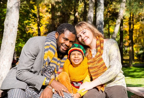 秋の公園で幸せな家族。アフリカ系アメリカ人の家族: 父、母と子は黒の少年秋の自然に. — ストック写真