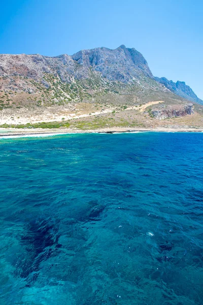 Balos 海滩。从 gramvousa 岛，克里特岛 greece.magical 绿松石水域、 泻湖中的纯白色沙滩查看. — 图库照片