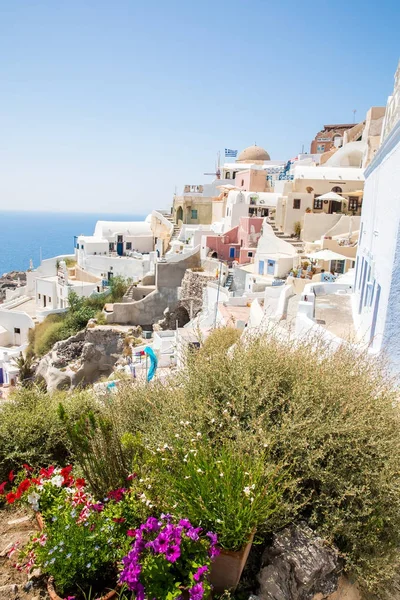 Vista de la ciudad de Fira isla de Santorini, Creta, Grecia. Escaleras de hormigón blanco que conducen a la hermosa bahía con cielo azul claro y mar — Foto de Stock