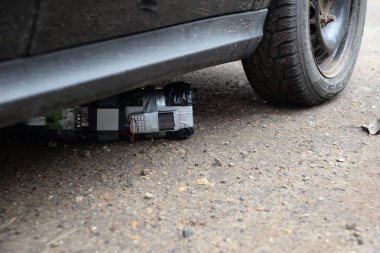 Arabanın altında uzaktan kumandalı bir bomba. Terörizm kavramı.