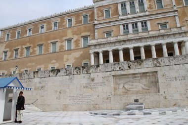 Yunan Parlamentosu'nda gardiyanların chaning