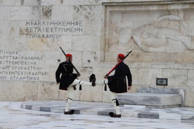 Yunan Parlamentosu'nda gardiyanların chaning
