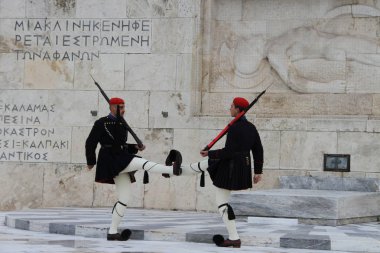 Yunan Parlamentosu'nda gardiyanların chaning