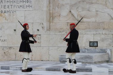 Yunan Parlamentosu'nda korumaların değiştirilmesi
