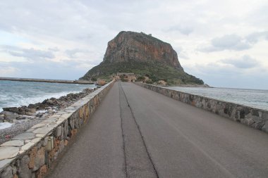Sahil tarafında kasabası Monemvasia, Yunanistan