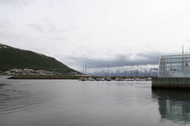 Dağlar, binaları, kiliseleri ve fiyortları şehir Tromso, Norveç, görünümü