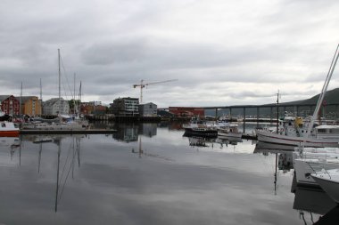 Dağlar, binaları, kiliseleri ve fiyortları şehir Tromso, Norveç, görünümü