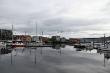 Dağlar, binaları, kiliseleri ve fiyortları şehir Tromso, Norveç, görünümü