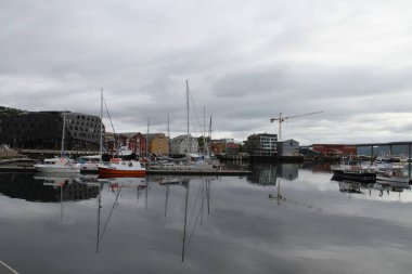 Dağlar, binaları, kiliseleri ve fiyortları şehir Tromso, Norveç, görünümü