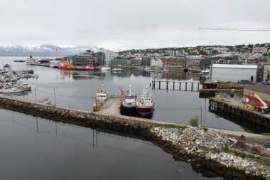 Dağlar, binaları, kiliseleri ve fiyortları şehir Tromso, Norveç, görünümü