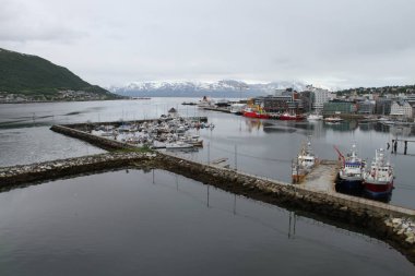 Dağlar, binaları, kiliseleri ve fiyortları şehir Tromso, Norveç, görünümü