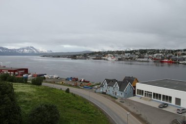 Dağlar, binaları, kiliseleri ve fiyortları şehir Tromso, Norveç, görünümü