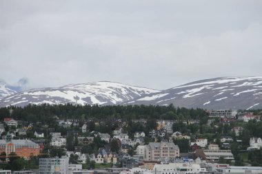Dağlar, binaları, kiliseleri ve fiyortları şehir Tromso, Norveç, görünümü