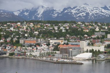 Dağlar, binaları, kiliseleri ve fiyortları şehir Tromso, Norveç, görünümü