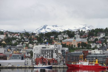 Dağlar, binaları, kiliseleri ve fiyortları şehir Tromso, Norveç, görünümü