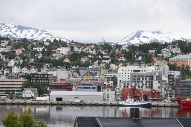 Dağlar, binaları, kiliseleri ve fiyortları şehir Tromso, Norveç, görünümü