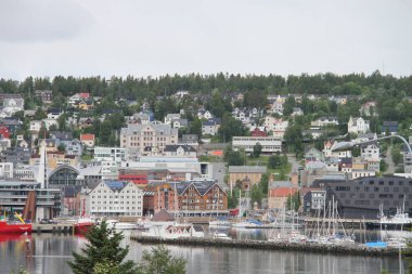Dağlar, binaları, kiliseleri ve fiyortları şehir Tromso, Norveç, görünümü