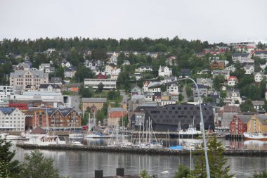 Dağlar, binaları, kiliseleri ve fiyortları şehir Tromso, Norveç, görünümü