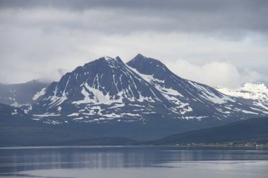 Dağlar, binaları, kiliseleri ve fiyortları şehir Tromso, Norveç, görünümü