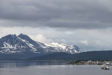 Dağlar, binaları, kiliseleri ve fiyortları şehir Tromso, Norveç, görünümü