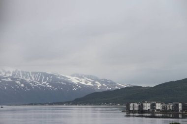 Dağlar, binaları, kiliseleri ve fiyortları şehir Tromso, Norveç, görünümü
