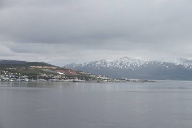 Dağlar, binaları, kiliseleri ve fiyortları şehir Tromso, Norveç, görünümü