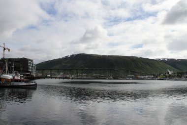 Dağlar, binaları, kiliseleri ve fiyortları şehir Tromso, Norveç, görünümü