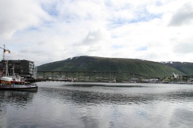 Dağlar, binaları, kiliseleri ve fiyortları şehir Tromso, Norveç, görünümü