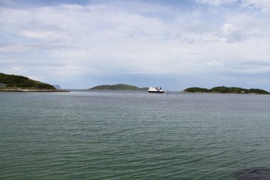 Adaları Kvaloya ve Senja, Norveç, dağlar, göller, Fiyordlar
