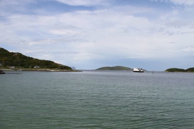 Adaları Kvaloya ve Senja, Norveç, dağlar, göller, Fiyordlar