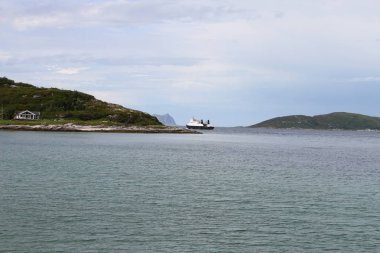 Adaları Kvaloya ve Senja, Norveç, dağlar, göller, Fiyordlar