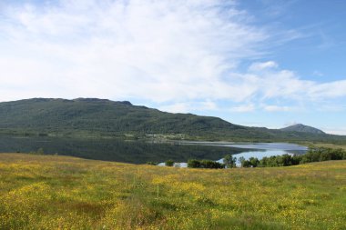 Adaları Kvaloya ve Senja, Norveç, dağlar, göller, Fiyordlar