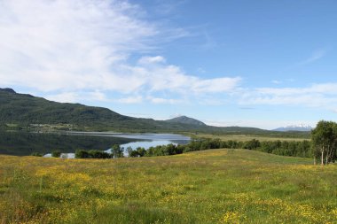 Adaları Kvaloya ve Senja, Norveç, dağlar, göller, Fiyordlar
