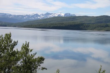 Adaları Kvaloya ve Senja, Norveç, dağlar, göller, Fiyordlar