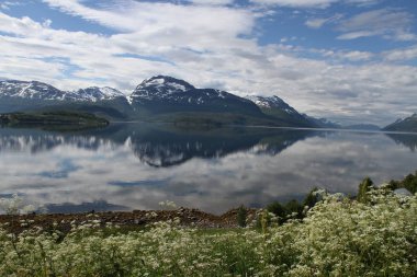 Adaları Kvaloya ve Senja, Norveç, dağlar, göller, Fiyordlar