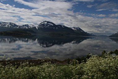 Adaları Kvaloya ve Senja, Norveç, dağlar, göller, Fiyordlar