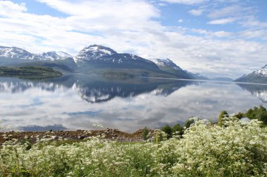 Adaları Kvaloya ve Senja, Norveç, dağlar, göller, Fiyordlar