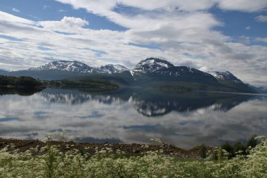 Adaları Kvaloya ve Senja, Norveç, dağlar, göller, Fiyordlar