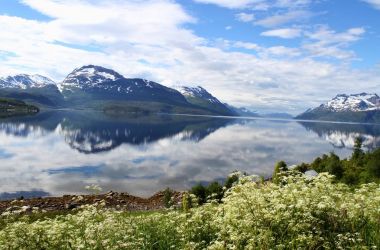 Adaları Kvaloya ve Senja, Norveç, dağlar, göller, Fiyordlar