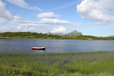 Lofoten Yarımadası, Norveç, dağlar, göller ve fiyortları