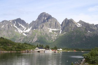 Lofoten Yarımadası, Norveç, dağlar, göller ve fiyortları